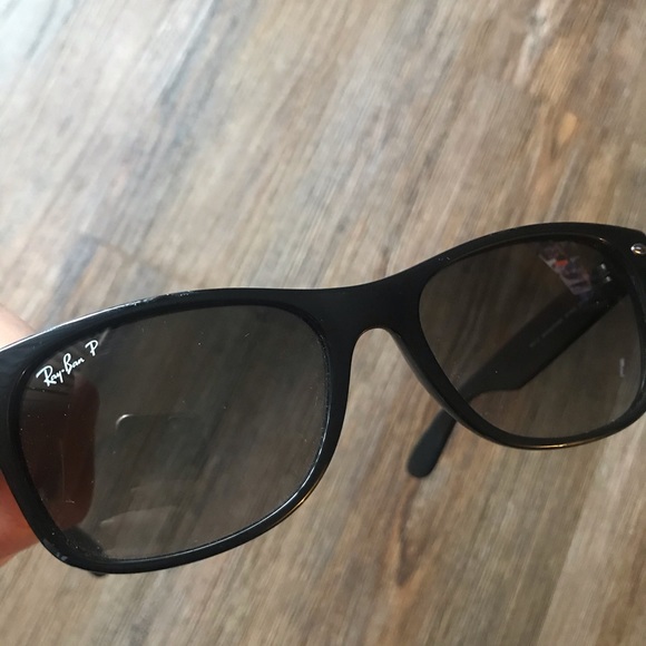 Ray-Ban Wayfarer Polarized Sunglasses | Black | Unisex - Picture 5 of 9